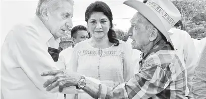  ??  ?? El Mandatario estatal saluda a una persona que recibió las llaves de su vivienda.