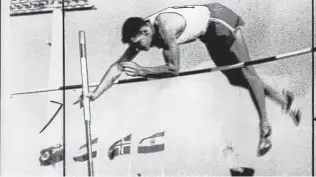  ?? Jack Douglas Presentati­on ?? Fred Hansen, a Rice graduate, took the 1964 gold in pole vault after a memorable nine-hour clash.