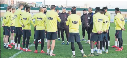  ?? FOTO: FCB ?? Setién, con los jugadores antes de comenzar la sesión La plantilla volvió al trabajo tras el Clásico del pasado domingo