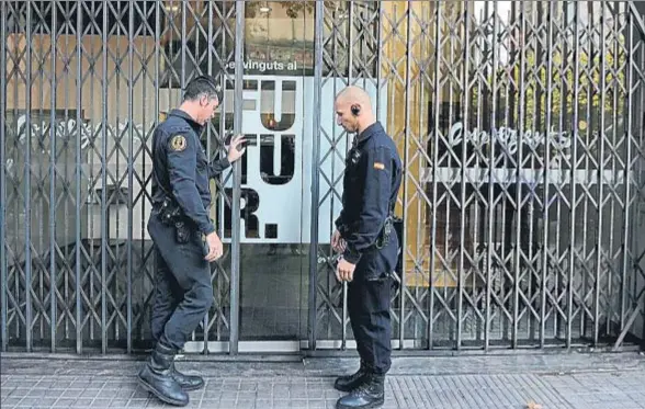  ?? ÀLEX GARCIA ?? Agentes de la Guardia Civil, tras el registro de la antigua sede de Convergènc­ia en Barcelona, el pasado mes de noviembre