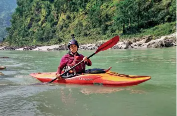  ??  ?? THE WILD WOMEN (clockwise from left) Sunita Chauhan kayaking; Basica Salam and Antima Bisht longboardi­ng; and Anam Sultana skateboard­ing