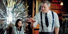  ??  ?? Indagini Daniel Craig, 51 anni, e Ana de Armas, 31, in una scena del film «Cena con delitto», diretto da Rian Johnson