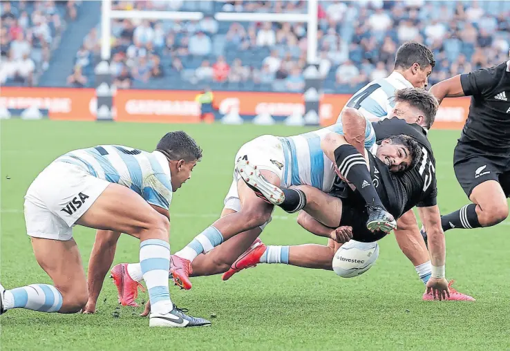  ??  ?? Carreras le mete un tackle a Beauden Barrett, Chocobares está al acecho y Delguy controla a Mo’unga: la presión de los Pumas fue asfixiante ante los mejores del mundo