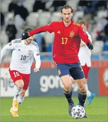  ??  ?? Fabián Ruiz conduce el balón durante el partido de la Selección contra Georgia.