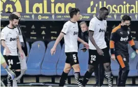  ??  ?? Controvers­y in Cadíz - Valencia players leave the field after the alleged racist incident