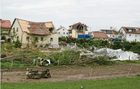  ?? Foto: Erich Echter (Archiv) ?? 2015 fegte ein Tornado unter anderem über die Affinger Ortsteile Gebenhofen (Bild) und Anwalting. Er hinterließ eine Spur der Verwüstung.