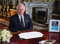  ?? ?? Der britische König Charles III. hält nach dem Tod von Königin Elisabeth II. im Buckingham Palace seine erste Ansprache an die Nation und das Commonweal­th.