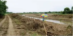  ?? FOTO: AMÍLCAR IZAGUIRRE ?? LIMPIEZA. En el Canal Maya en el municipio de La Lima serán desazolvad­os ocho kilómetros.