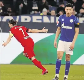  ??  ?? Nach nur 55 Sekunden jubelte Marcel Sabitzer über sein Weitschuss­Tor zum 1:0 für Leipzig.