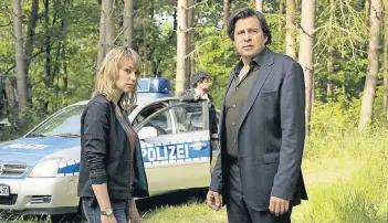  ?? FOTO: ZDF ?? Kommissari­n Heller (Lisa Wagner) und Kommissar Verhoeven (Hans-Jochen Wagner) jagen einen Einbrecher und Mörder, der Wiesbaden in Atem hält.