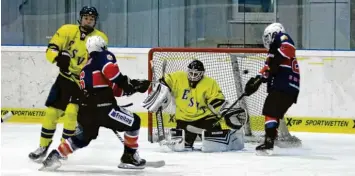  ?? Foto: Andreas Lenuweit ?? Öfter als ihm lieb war, stand Türkheims Torhüter Kevin Geiger im Spiel gegen die 1b‰Mannschaft des EV Bad Wörishofen im Mit‰ telpunkt. Letztlich gewannen die Türkheimer knapp mit 5:4.