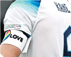  ?? ?? Este es el brazalete en defensa de la comunidad LGBT que prohibe la FIFA.