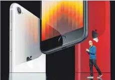  ?? FOTO: APPLE/DPA ?? Apple-Chef Tim Cook bei der Videoübert­ragung aus dem Apple Park in Cupertino: Der Konzern kündigte eine Neuauflage des iPhone SE an und stellte ein neues iPad Air sowie einen Computer mit Super-Prozessor vor.