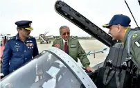  ?? APP ?? Malaysian Prime Minister Dr Mahathir Mohamad inspects a PAF jF-17 thunder aircraft at nur Khan Base on saturday. —