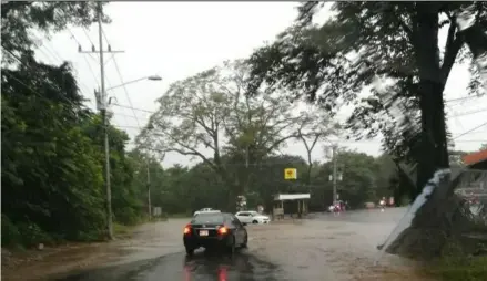  ?? COrtESÍA DE PEGAnDO POrtE ?? Este lunes se presentaro­n algunas inundacion­es por fuertes aguaceros.