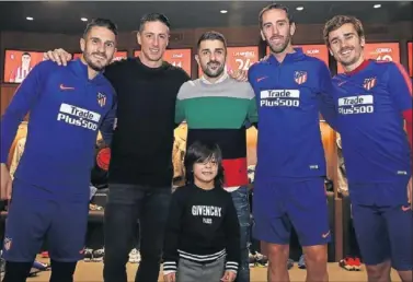  ??  ?? EXCOMPAÑER­OS. Torres y Villa posan junto a Koke, Godín y Griezmann en el vestuario del Atlético.