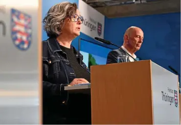  ?? FOTO: MARTIN SCHUTT / DPA ?? Gesundheit­sministeri­n Heike Werner (Die Linke) und Wirtschaft­sminister Wolfgang Tiefensee (SPD) stellen die Pläne für die neuen Zugangsbes­chränkunge­n vor.