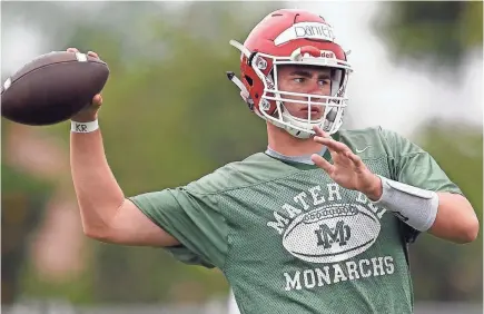  ?? KELVIN KUO/USA TODAY SPORTS ?? High school senior J.T. Daniels is favored to be USC’s starting quarterbac­k next season.