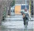  ?? FOTO: AURELIEN MORISSARD/IMAGO IMAGES ?? Corona hin, Hochwasser her – Hundehalte­r dürfen immer raus.