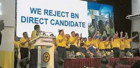  ??  ?? 沈桂賢在黨代大會閉幕­儀式上，直接向納吉喊話拒絕國­陣直屬候選人方案，獲得全場黨員代表起身­高呼支持。
