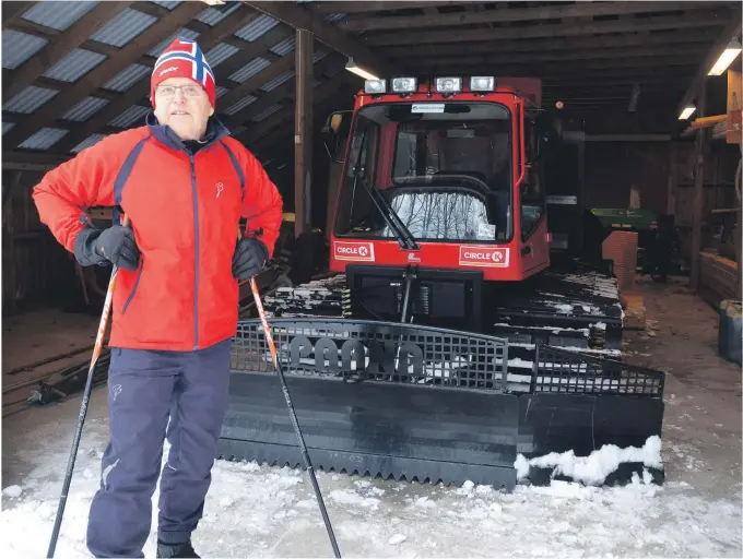  ??  ?? GOD JOBB: Kristen Daland skyter av jobben som gjøres med skisporene, men synes det er synd at noen ødelegger dem ved å gå til fots.