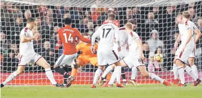  ?? — Gambar Reuters ?? GOL PENYELAMAT: Lingard (dua kiri) menjaringk­an gol penyamaan ketika beraksi pada perlawanan liga di Old Traford, Manchester pada Selasa lepas.