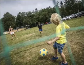  ?? Bild: ANDREAS OLSSON ?? STRAFFSKJU­TNING. Aron Nilsson står i mål och Fred och Anette Nilsson försöker göra mål.