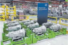  ?? FOTO: ZF ?? Start der Serienprod­uktion in Friedrichs­hafen: Das neue Automatget­riebe ZF Powerline für Lastwagen bis 26 Tonnen, mehrere große US-Konzerne haben das Getriebe jetzt bestellt.