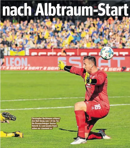  ??  ?? Christophe­r Buchtmann schlenzt den Ball lässig zum 1:0 ins Tor. Die Braunschwe­iger Gustav Valsvik (l.) und Jasmin Fejzic sehen nur staunend zu.