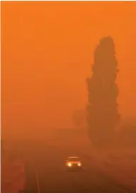  ??  ?? La contaminac­ión en las ciudades es gigantesca. El humo viajó 11.000 kilómetros y llegó a Chile y Argentina.