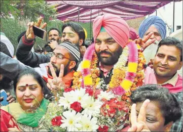 ?? GURPREET SINGH/HT ?? Congress candidate Gurjit Singh Ajula celebratin­g with his supporters in Amritsar on Saturday.