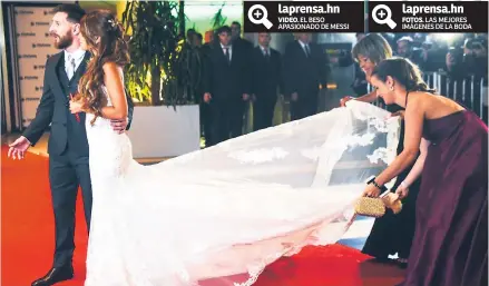  ??  ?? PAREJA. Messi y Antonella lucieron felices. El vestido de la novia lo diseñó la española Rosa Clará.