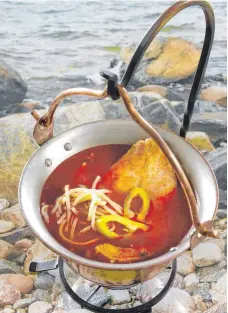  ??  ?? Fischsuppe zählt zu den ungarische­n Nationalge­richten. Grundlage dafür sind Süßwasserf­ische wie Karpfen oder Wels.