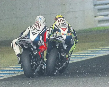  ?? FOTO: SIMONE ROSA ?? Rossi y Lorenzo en Motegi 2010. Ni hubo órdenes de equipo entonces, cuando Lorenzo se jugaba el título, ni las va a haber ahora