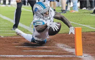  ?? JOHN HEFTI
THE ASSOCIATED PRESS ?? Detroit Lions running back Ameer Abdullah reaches just short of the goal line during the first half against the Raiders in an NFL pre-season game in Oakland on Friday.