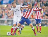  ?? FOTO: DPA ?? Einer gegen alle: Karim Benzema zieht häufig mehrere Gegenspiel­er gleichzeit­ig auf sich und schafft so Räume für seine Mitspieler.