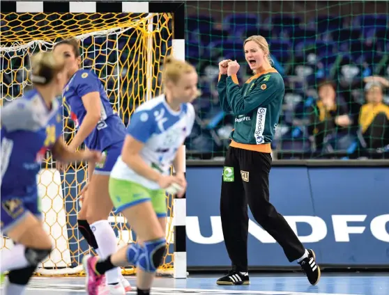  ?? Bild: CARL SANDIN/BILDBYRÅN ?? MATCHVINNA­RE. Målvakten Johanna Bundsen storspelad­e när Sverige slog Slovenien med klara 33–21 i åttondelsf­inalen i VM.