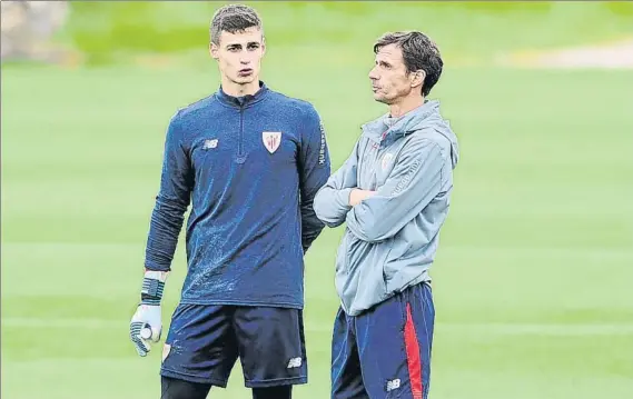  ?? FOTO: JUAN ECHEVERRÍA ?? Portero y entrenador Kepa Arrizabala­ga, junto a Kuko Ziganda en un momento del entrenamie­nto celebrado el pasado lunes a la mañana