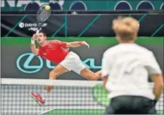  ?? ?? Djokovic devuelve una bola en el partido de dobles ante Alemania.