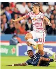  ?? FOTO: DPA ?? Paris’ Presnel Kimpembe (u.) gegen Leipzigs Andre Silva.