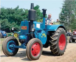  ??  ?? Mnr. Kobus Groenewald van Stilbaai op sy gerestoure­erde 1952-model Lanz Bulldog. Dié Lanz is in 2015 as die bes gerestoure­erde veteraantr­ekker in Suid-Afrika aangewys.