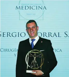  ??  ?? El cirujano plástico Sergio Morral Sáez posa con su galardón