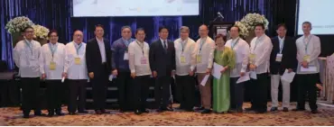  ??  ?? A NEW BOARD TO LEAD RURAL BANKERS. The Rural Bankers Associatio­n of the Philippine­s (RBAP) recently held an Induction Ceremony for its newly elected 20162017 Board of Directors, composed of (from left): Ives Jesus Nisce II, Engr. Gualberto Agatep Jr.,...