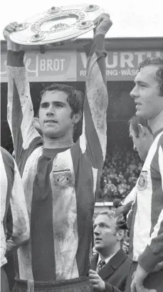  ?? FOTO: WEREK/IMAGO IMAGES ?? Erstmals (in der Saison 1968/69) deutscher Meister: Gerd Müller (li.) mit Schale, rechts Franz Beckenbaue­r.