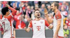  ?? FOTO: BARTH/AFP ?? Harry Kane (rechts) zeigt es seinen Münchner Teamkolleg­en Serge Gnabry (links) und Raphaël Guerreiro an – wieder hat der Bayernstür­mer drei Tore in einem Spiel geschossen.
