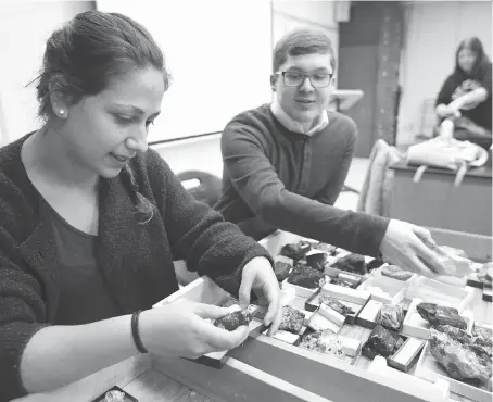  ?? MIKE HENSEN ?? Western University students Damla Alper and Anthony Dicecca study for a petrology exam in their lab recently. A recent StatsCan report shows that recent male grads made significan­tly more than their female counterpar­ts.