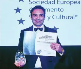  ?? ?? Celestino García Carreño posa junto al galardón y el diploma