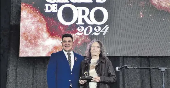  ?? TONI GUDIEL ?? Robe Iniesta El cantautor placentino recibe el premio del alcalde de Piornal. ▷