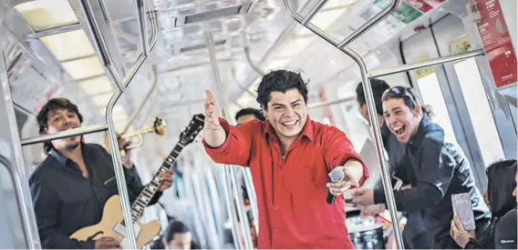  ??  ?? ► Los integrante­s de la banda del Metro Cuadrado, que se inició en el tren capitalino en 2014, prefieren la Línea 4, donde debutaron en esta actividad.