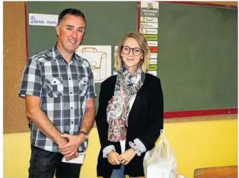  ??  ?? Sébastien Jarry, directeur, accompagné de Juliette Chiron, nouvelle enseignant­e (pas de droit à l’image pour les élèves sur instructio­n du directeur).